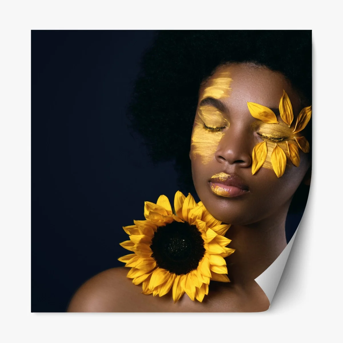 Naklejka repozycjonowalna słonecznikowa muza: portret z płatkami słonecznika – Wallissimo® Naklejka repozycjonowalna słonecznikowa muza: portret z płatkami słonecznika – Wallissimo®