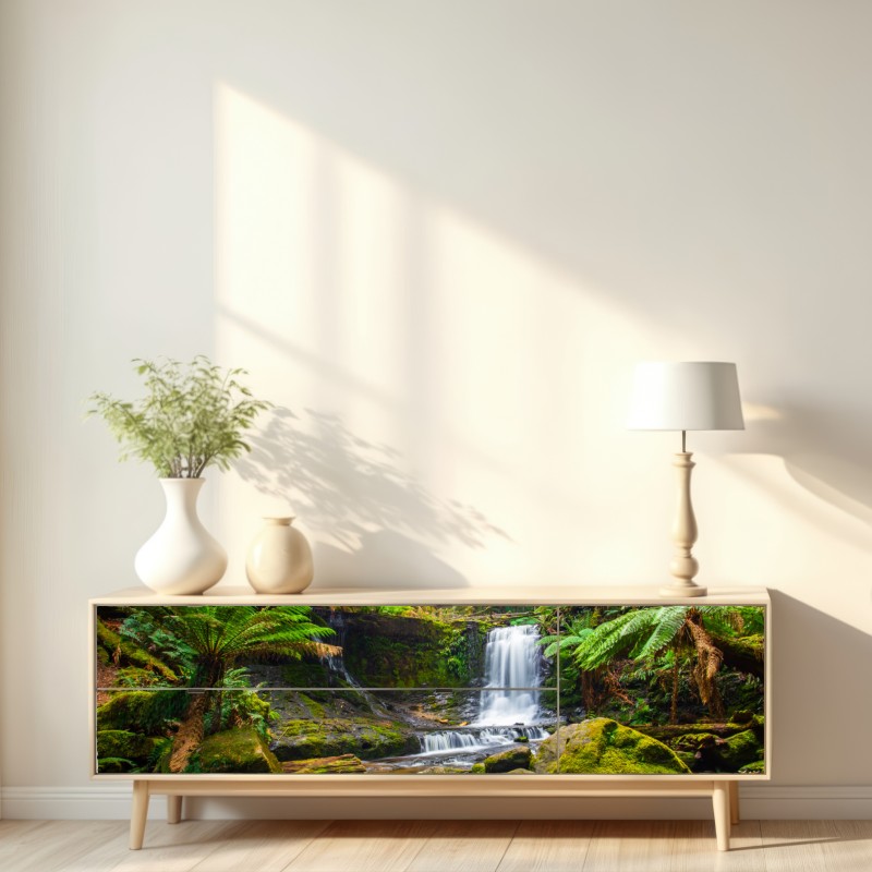 Naklejka repozycjonowalna bujny leśny wodospad – Wallissimo® Naklejka repozycjonowalna bujny leśny wodospad – Wallissimo®