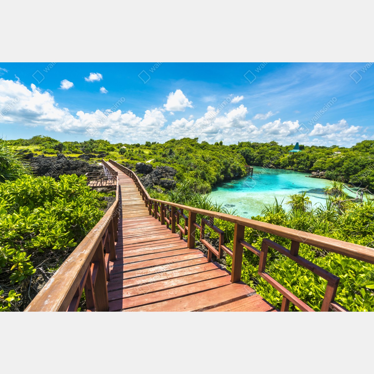 Naklejka repozycjonowalna tropikalna drewniana kładka nad turkusową laguną – Wallissimo® Naklejka repozycjonowalna tropikalna drewniana kładka nad turkusową laguną – Wallissimo®