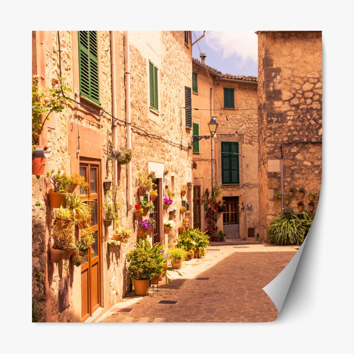 Naklejka repozycjonowalna słoneczna uliczka śródziemnomorska z doniczkami – Wallissimo® Naklejka repozycjonowalna słoneczna uliczka śródziemnomorska z doniczkami – Wallissimo®