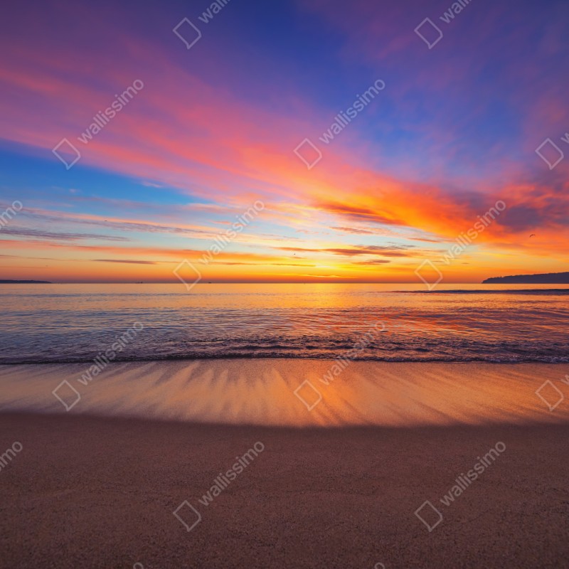 Naklejka repozycjonowalna żywy wschód słońca nad spokojną plażą – Wallissimo®