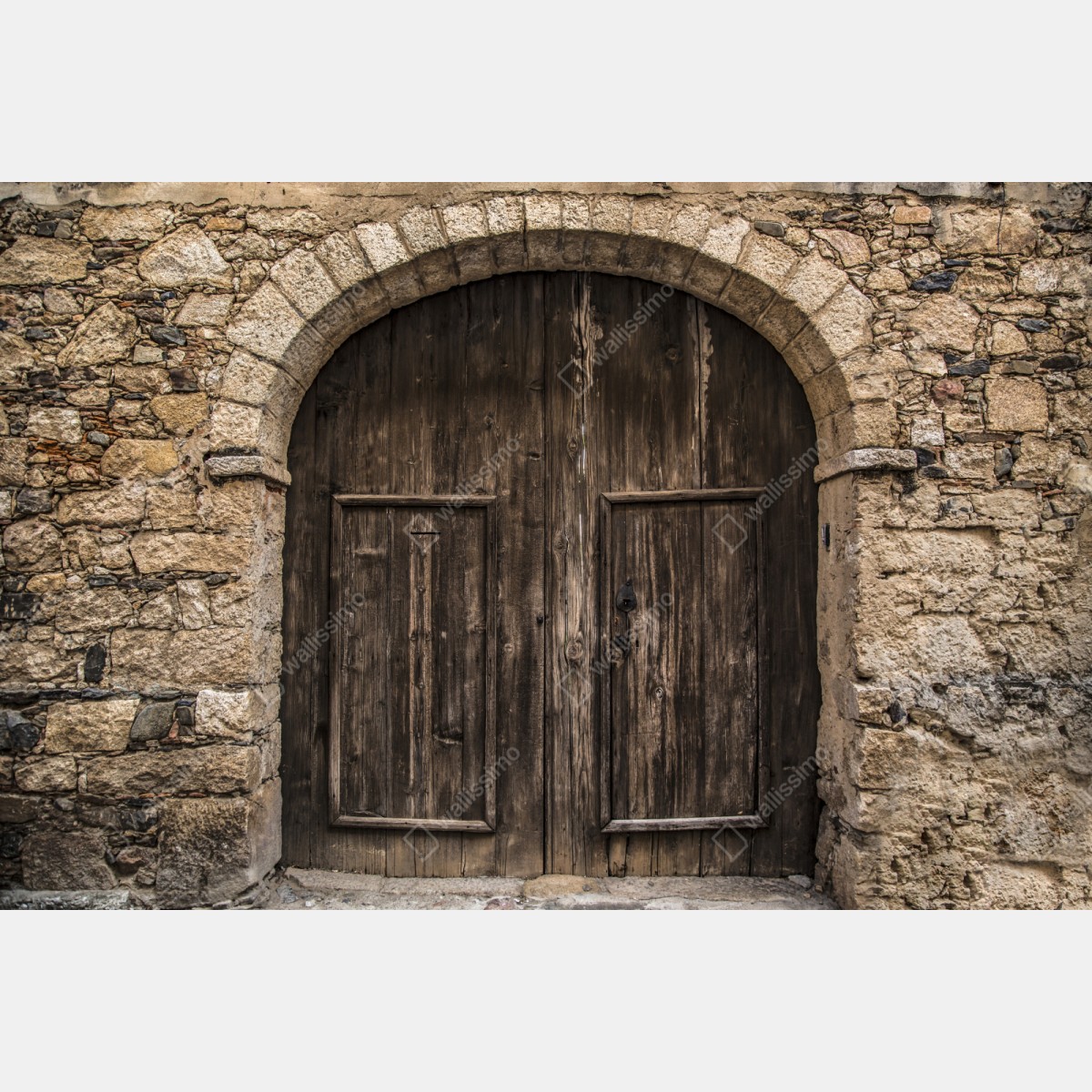 Naklejka repozycjonowalna rustykalne drewniane drzwi w kamiennym łuku – Wallissimo® Naklejka repozycjonowalna rustykalne drewniane drzwi w kamiennym łuku – Wallissimo®