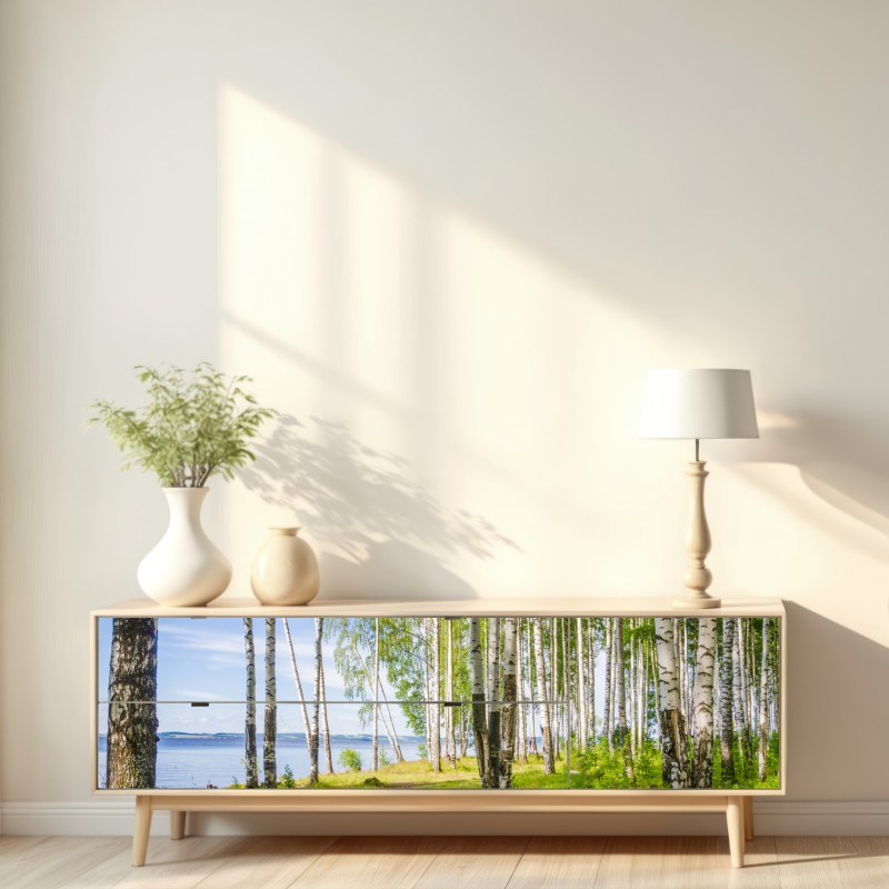 Naklejka repozycjonowalna słoneczny zagajnik brzozowy nad wodą – Wallissimo® Naklejka repozycjonowalna słoneczny zagajnik brzozowy nad wodą – Wallissimo®