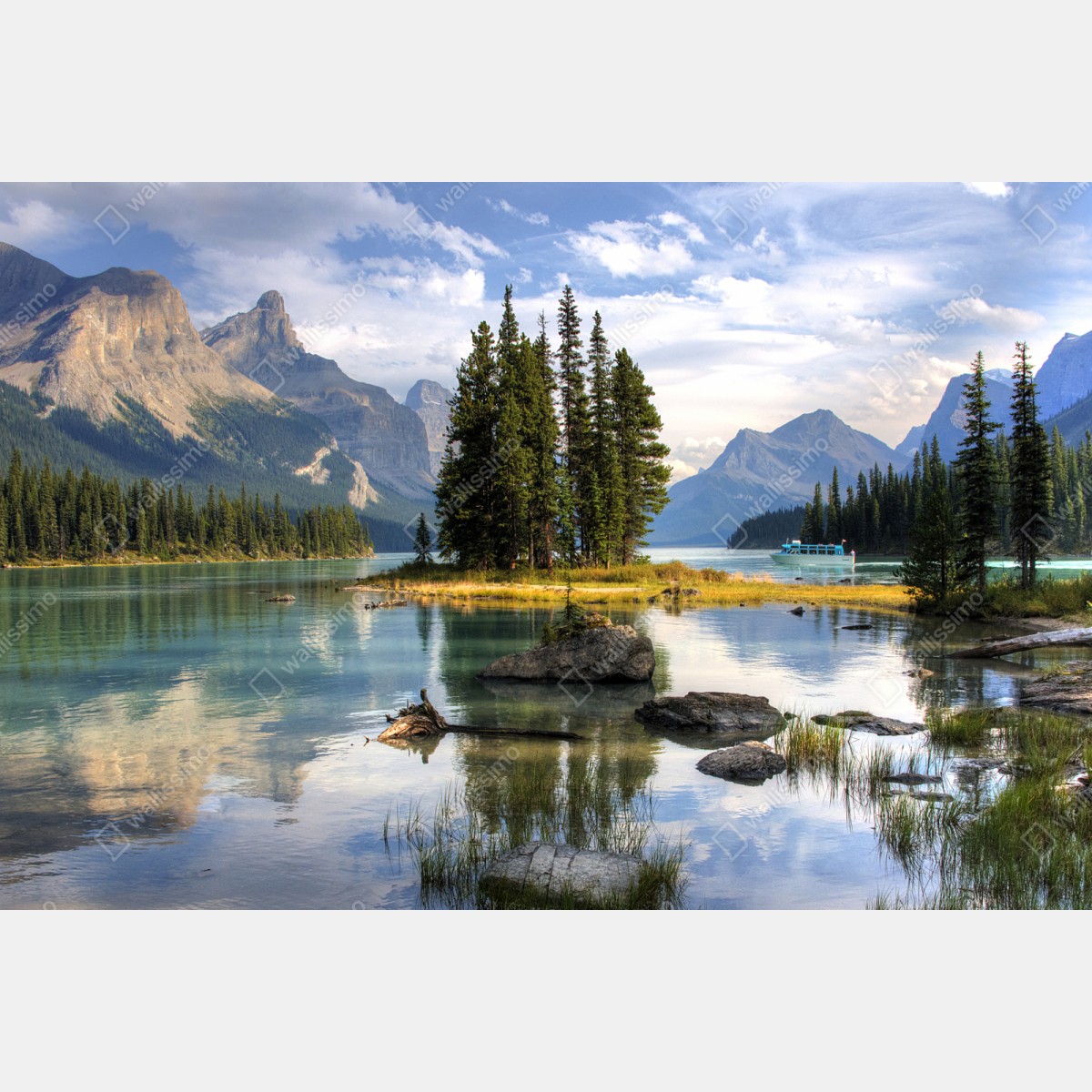 Naklejka repozycjonowalna spokojne jezioro alpejskie z wyspą i górami – Wallissimo® Naklejka repozycjonowalna spokojne jezioro alpejskie z wyspą i górami – Wallissimo®