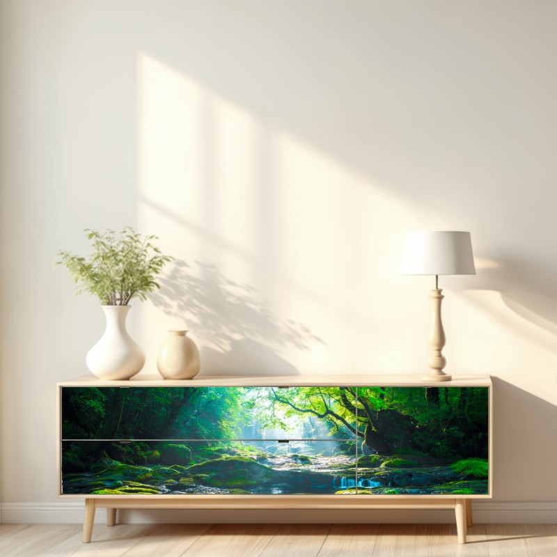 Naklejka repozycjonowalna słoneczny leśny strumień z mchem – Wallissimo® Naklejka repozycjonowalna słoneczny leśny strumień z mchem – Wallissimo®