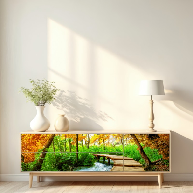 Naklejka repozycjonowalna złoty pomost w lesie nad Plitwickimi Jeziorami – Wallissimo® Naklejka repozycjonowalna złoty pomost w lesie nad Plitwickimi Jeziorami – Wallissimo®