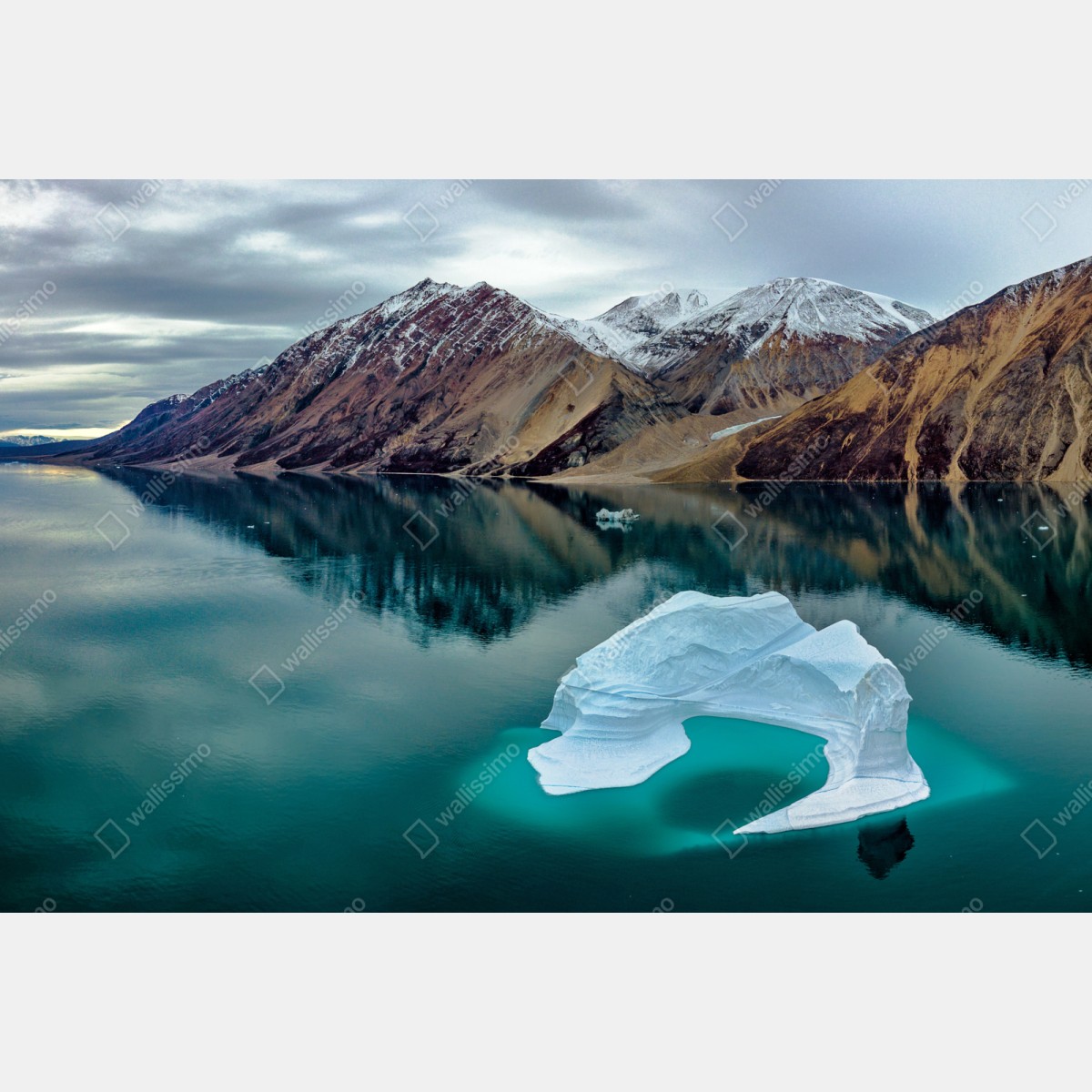 Naklejka repozycjonowalna góra lodowa i odbicia gór w turkusowej wodzie – Wallissimo® Naklejka repozycjonowalna góra lodowa i odbicia gór w turkusowej wodzie – Wallissimo®