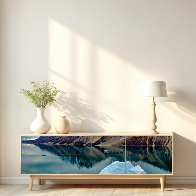 Naklejka repozycjonowalna góra lodowa i odbicia gór w turkusowej wodzie – Wallissimo® Naklejka repozycjonowalna góra lodowa i odbicia gór w turkusowej wodzie – Wallissimo®