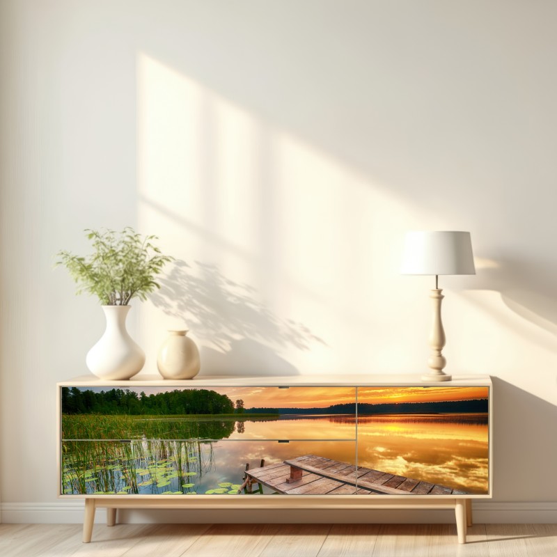 Naklejka repozycjonowalna złoty wschód słońca nad spokojnym jeziorem – Wallissimo® Naklejka repozycjonowalna złoty wschód słońca nad spokojnym jeziorem – Wallissimo®