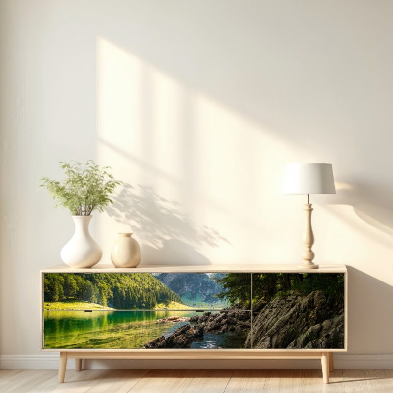 Naklejka repozycjonowalna spokojne górskie jezioro z odbiciami lasu – Wallissimo® Naklejka repozycjonowalna spokojne górskie jezioro z odbiciami lasu – Wallissimo®