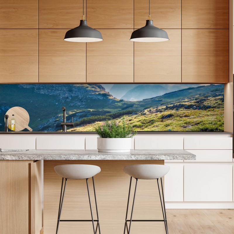 Naklejka repozycjonowalna słoneczne podwórko pełne kwiatów i zielonych drzwi – Wallissimo®