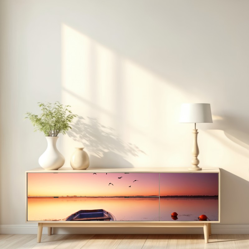 Naklejka repozycjonowalna spokojna łódź o zmierzchu nad jeziorem – Wallissimo® Naklejka repozycjonowalna spokojna łódź o zmierzchu nad jeziorem – Wallissimo®