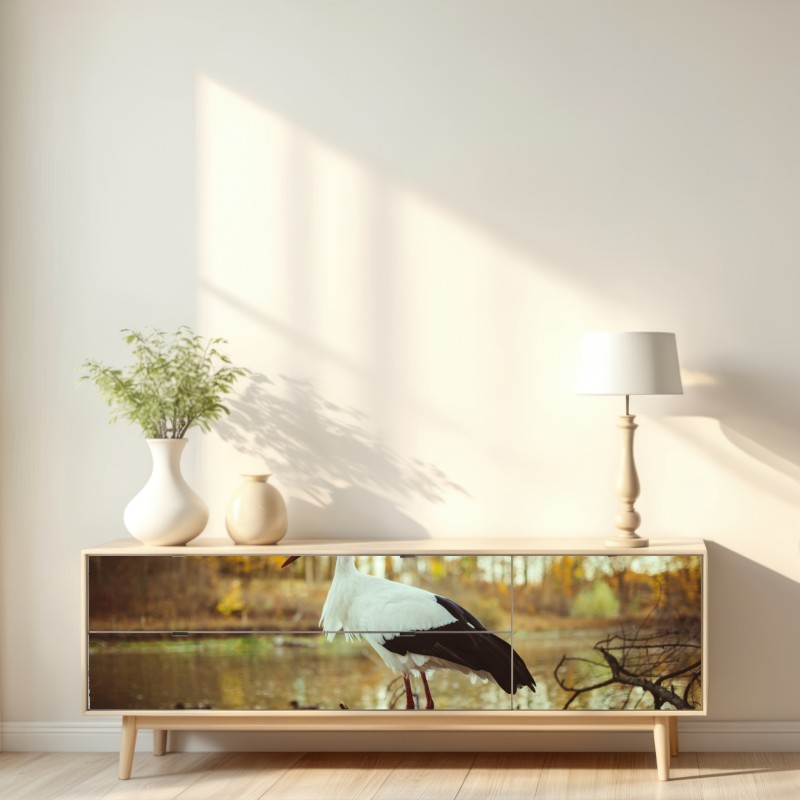 Naklejka repozycjonowalna biały bocian nad jesiennym jeziorem – Wallissimo® Naklejka repozycjonowalna biały bocian nad jesiennym jeziorem – Wallissimo®