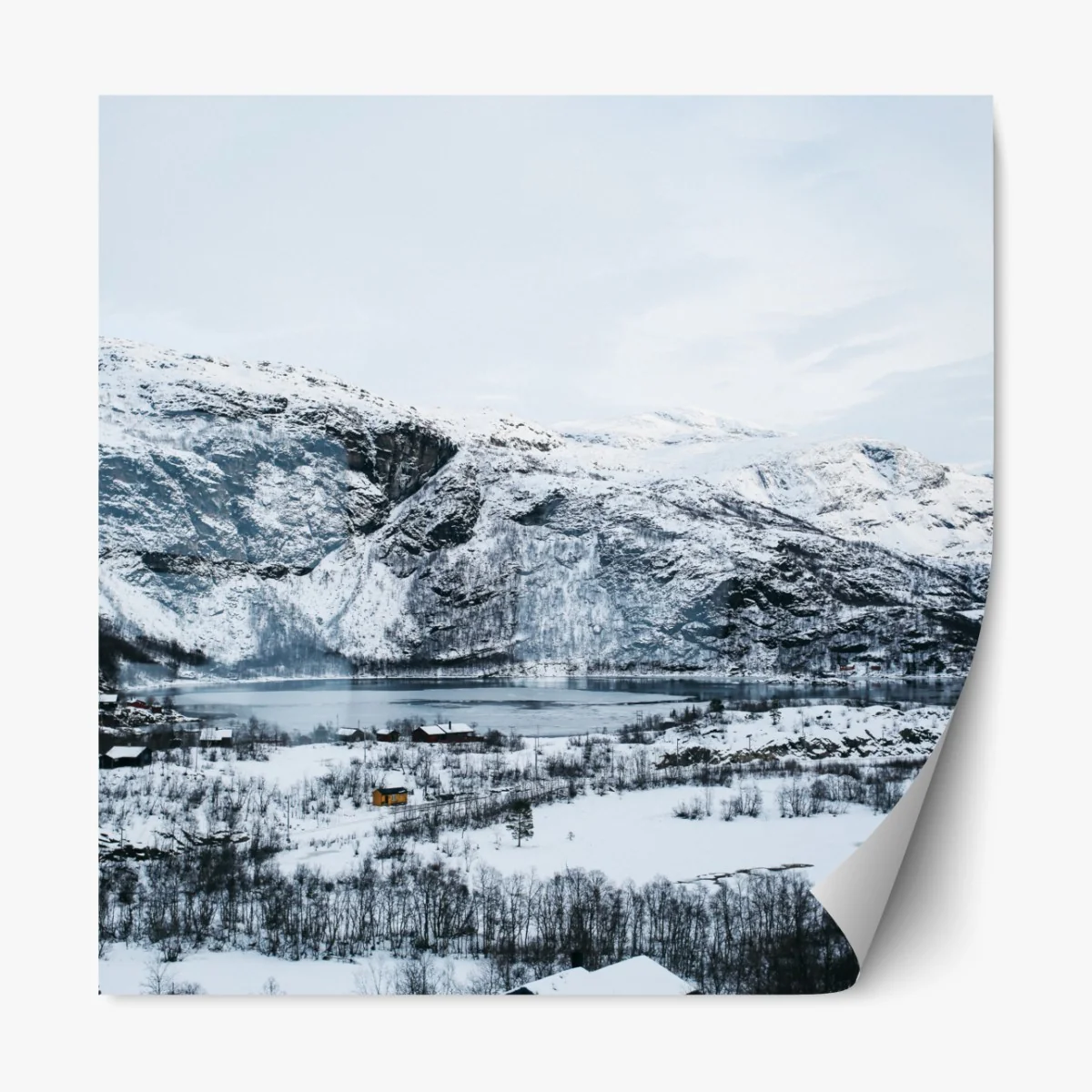 Naklejka repozycjonowalna spokojny zimowy pejzaż górski nad zamarzniętym jeziorem – Wallissimo® Naklejka repozycjonowalna spokojny zimowy pejzaż górski nad zamarzniętym jeziorem – Wallissimo®