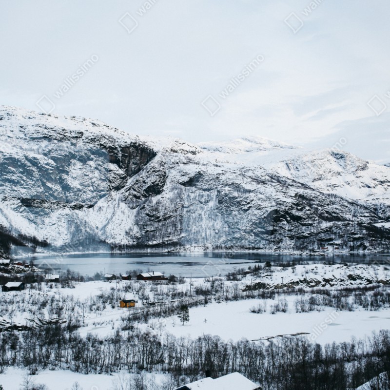 Naklejka repozycjonowalna spokojny zimowy pejzaż górski nad zamarzniętym jeziorem – Wallissimo® Naklejka repozycjonowalna spokojny zimowy pejzaż górski nad zamarzniętym jeziorem – Wallissimo®
