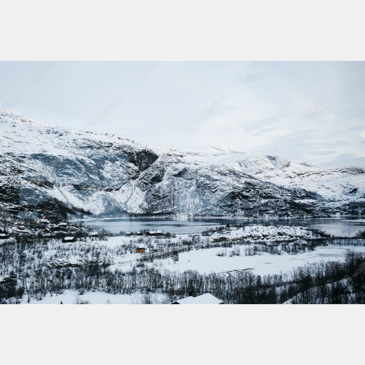 Naklejka repozycjonowalna spokojny zimowy pejzaż górski nad zamarzniętym jeziorem – Wallissimo® Naklejka repozycjonowalna spokojny zimowy pejzaż górski nad zamarzniętym jeziorem – Wallissimo®