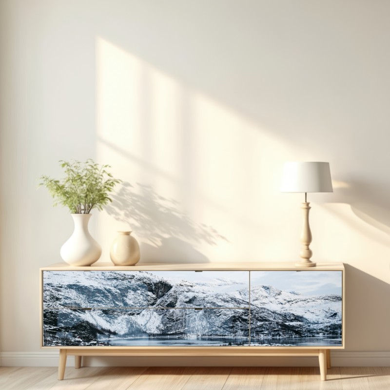 Naklejka repozycjonowalna spokojny zimowy pejzaż górski nad zamarzniętym jeziorem – Wallissimo® Naklejka repozycjonowalna spokojny zimowy pejzaż górski nad zamarzniętym jeziorem – Wallissimo®