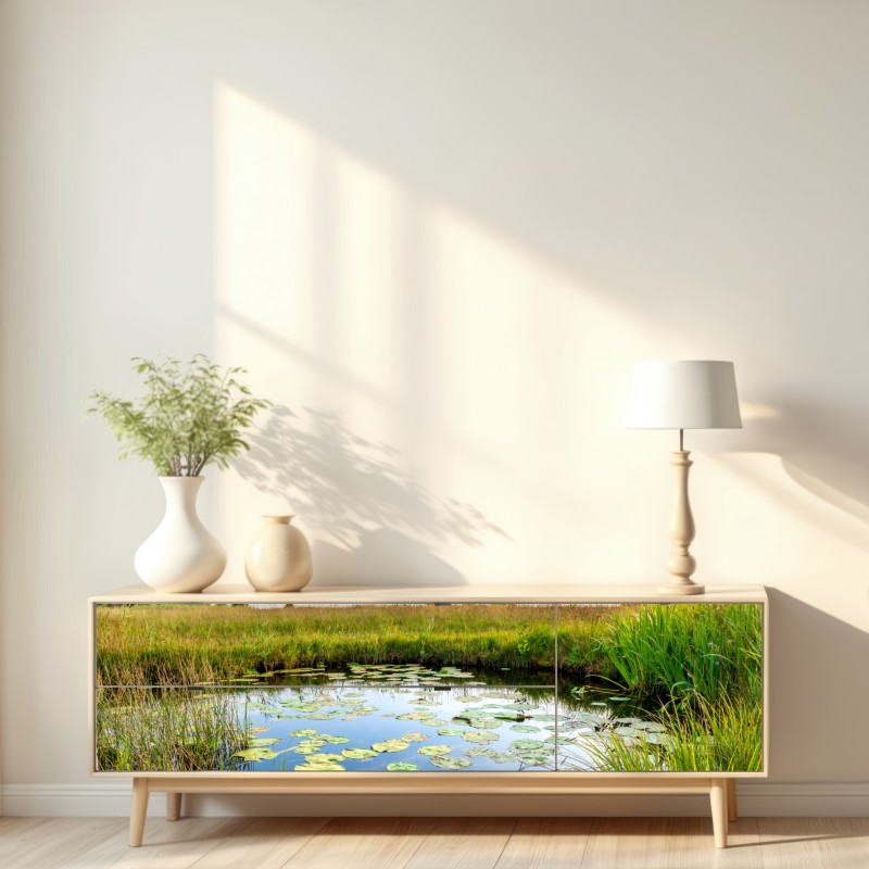 Naklejka repozycjonowalna spokojny staw z grążelami na łące – Wallissimo® Naklejka repozycjonowalna spokojny staw z grążelami na łące – Wallissimo®