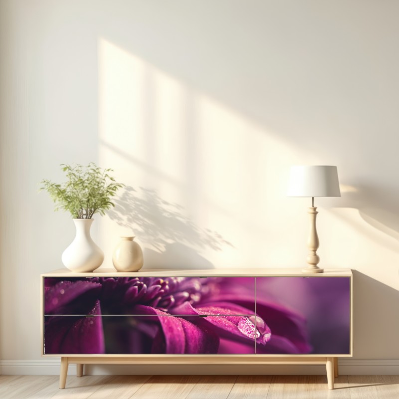 Naklejka repozycjonowalna fioletowy makro kwiat z kroplą rosy – Wallissimo® Naklejka repozycjonowalna fioletowy makro kwiat z kroplą rosy – Wallissimo®