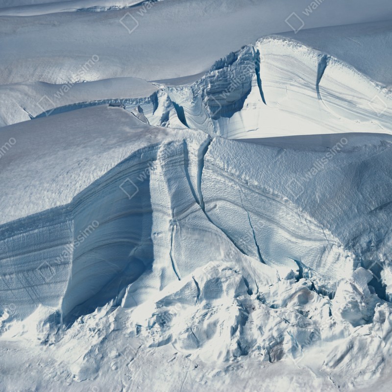 Naklejka repozycjonowalna lodowiec i szczelina w błękicie – Wallissimo® Naklejka repozycjonowalna lodowiec i szczelina w błękicie – Wallissimo®