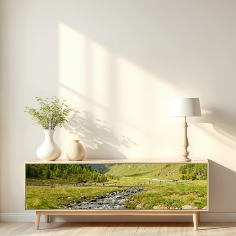 Naklejka repozycjonowalna alpejski strumień w słonecznej dolinie – Wallissimo® Naklejka repozycjonowalna alpejski strumień w słonecznej dolinie – Wallissimo®