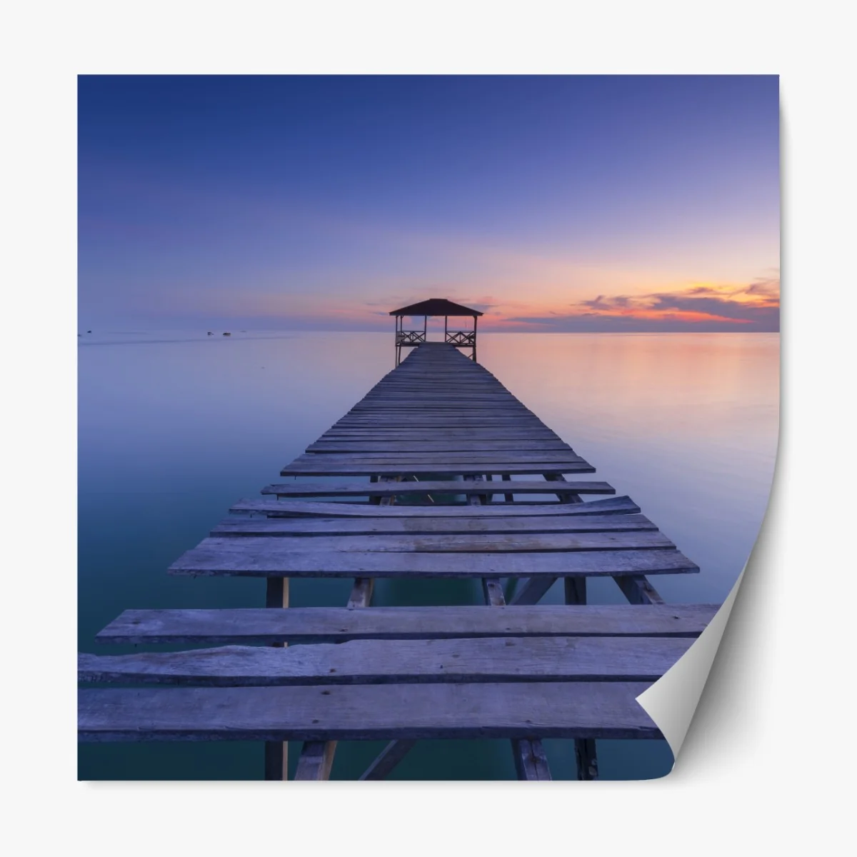 Naklejka repozycjonowalna spokojne drewniane molo o zachodzie słońca – Wallissimo® Naklejka repozycjonowalna spokojne drewniane molo o zachodzie słońca – Wallissimo®