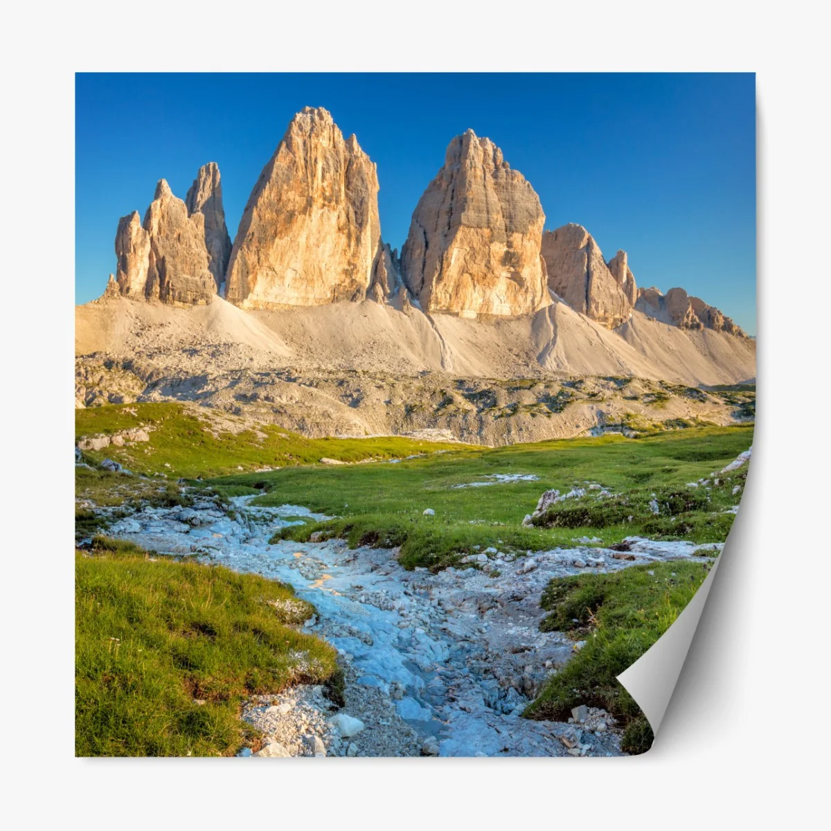 Naklejka repozycjonowalna Tre Cime di Lavaredo nad alpejską łąką – Wallissimo® Naklejka repozycjonowalna Tre Cime di Lavaredo nad alpejską łąką – Wallissimo®