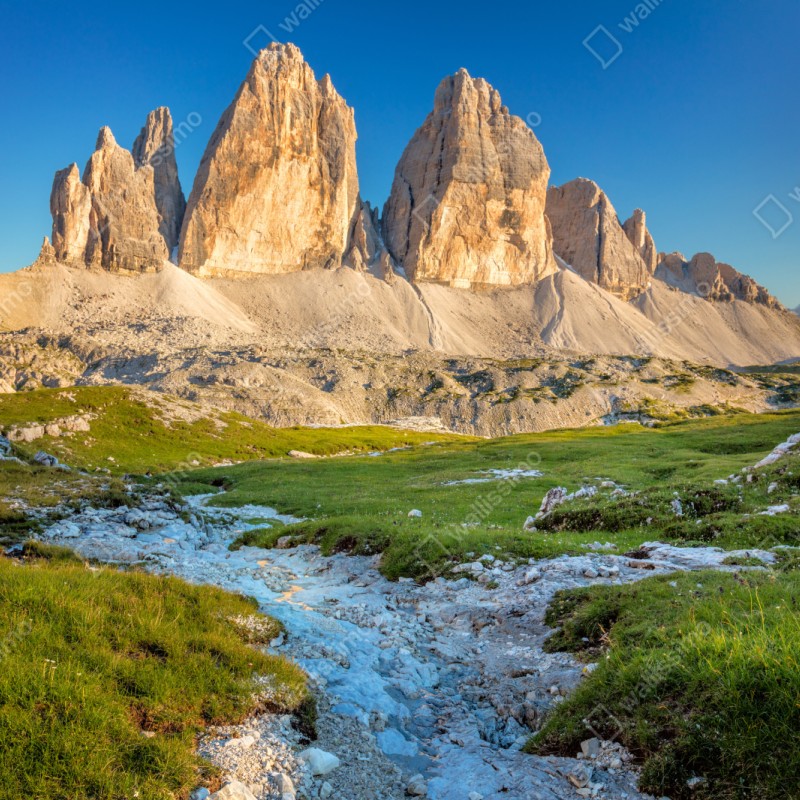 Naklejka repozycjonowalna Tre Cime di Lavaredo nad alpejską łąką – Wallissimo® Naklejka repozycjonowalna Tre Cime di Lavaredo nad alpejską łąką – Wallissimo®