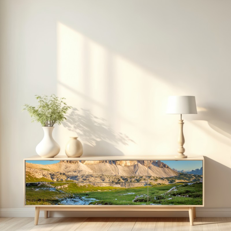 Naklejka repozycjonowalna Tre Cime di Lavaredo nad alpejską łąką – Wallissimo® Naklejka repozycjonowalna Tre Cime di Lavaredo nad alpejską łąką – Wallissimo®