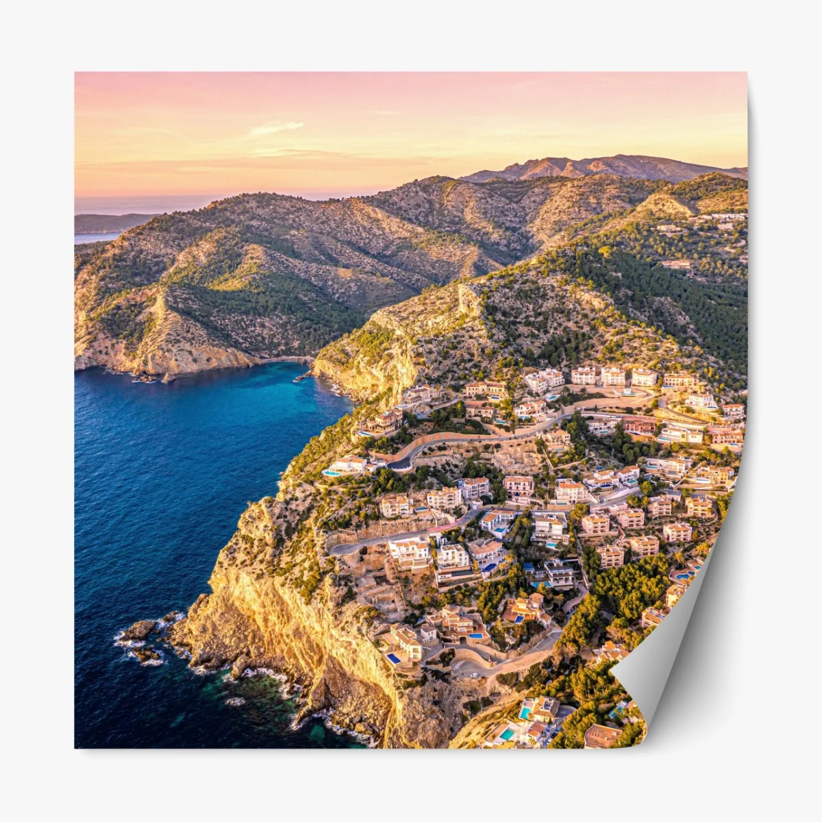 Naklejka repozycjonowalna zachód słońca nad klifem i nadmorską wioską – Wallissimo® Naklejka repozycjonowalna zachód słońca nad klifem i nadmorską wioską – Wallissimo®