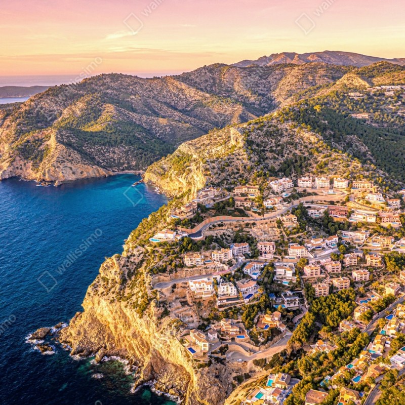Naklejka repozycjonowalna zachód słońca nad klifem i nadmorską wioską – Wallissimo® Naklejka repozycjonowalna zachód słońca nad klifem i nadmorską wioską – Wallissimo®