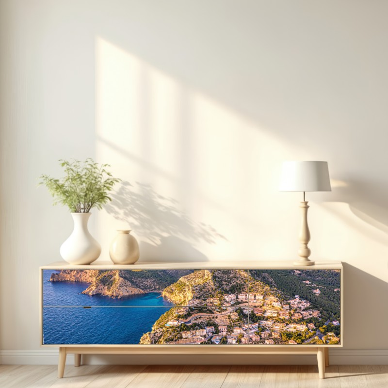 Naklejka repozycjonowalna zachód słońca nad klifem i nadmorską wioską – Wallissimo® Naklejka repozycjonowalna zachód słońca nad klifem i nadmorską wioską – Wallissimo®