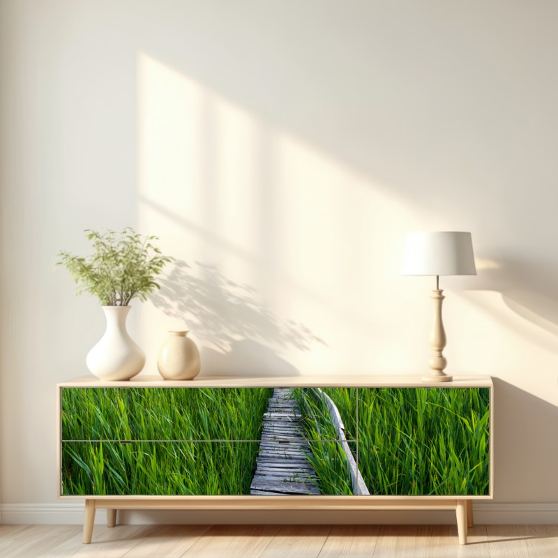 Naklejka repozycjonowalna spokojny zielony pomost przez trzcinowisko do rustykalnej chaty – Wallissimo® Naklejka repozycjonowalna spokojny zielony pomost przez trzcinowisko do rustykalnej chaty – Wallissimo®