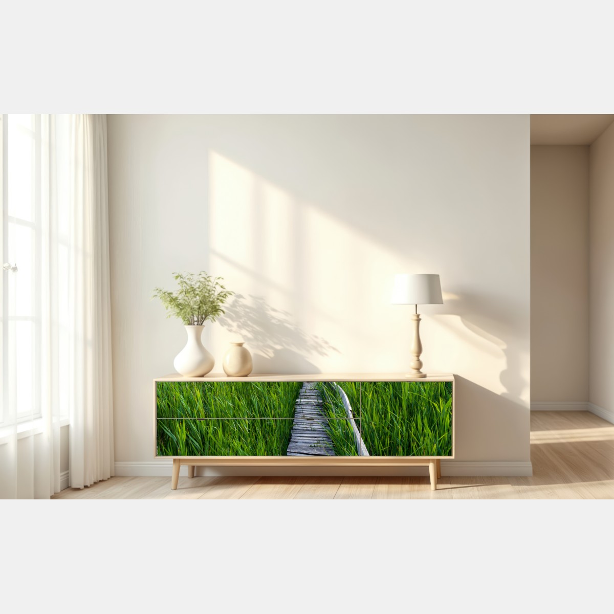 Naklejka repozycjonowalna spokojny zielony pomost przez trzcinowisko do rustykalnej chaty – Wallissimo® Naklejka repozycjonowalna spokojny zielony pomost przez trzcinowisko do rustykalnej chaty – Wallissimo®