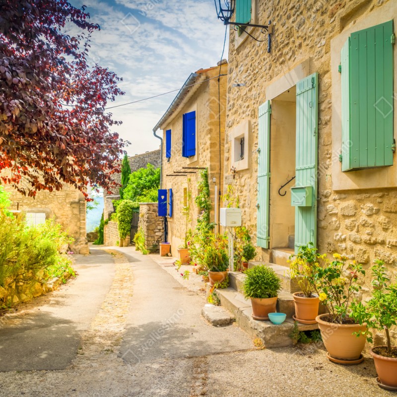 Naklejka repozycjonowalna słoneczna uliczka z kamiennymi domami i kolorowymi okiennicami – Wallissimo® Naklejka repozycjonowalna słoneczna uliczka z kamiennymi domami i kolorowymi okiennicami – Wallissimo®