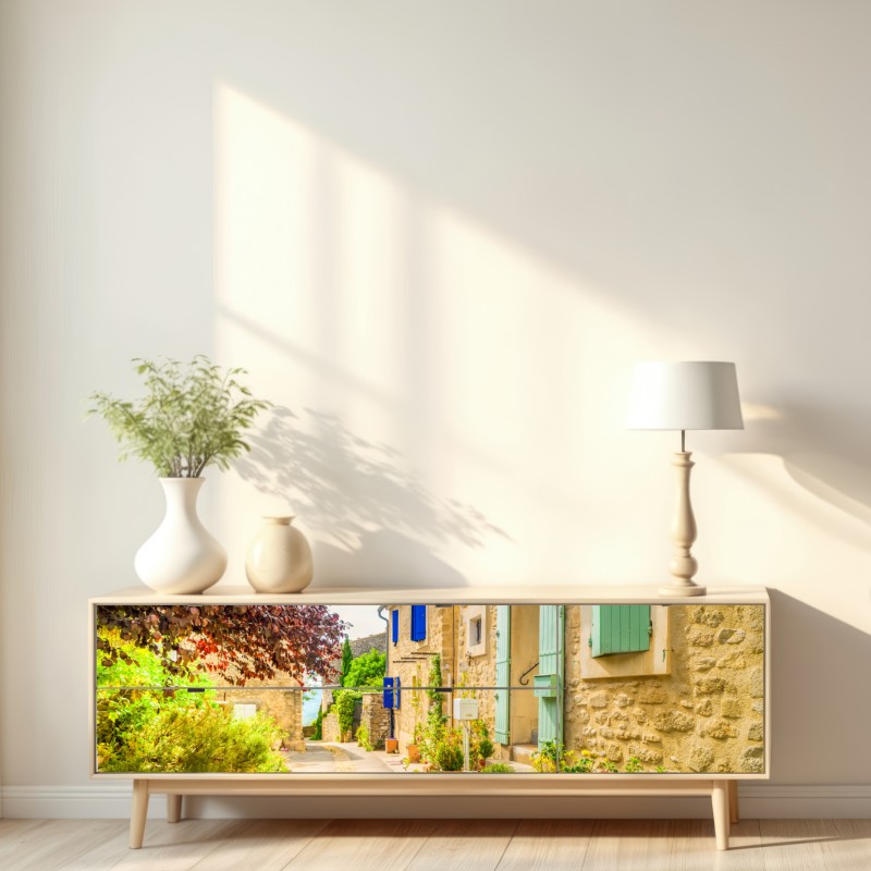 Naklejka repozycjonowalna słoneczna uliczka z kamiennymi domami i kolorowymi okiennicami – Wallissimo® Naklejka repozycjonowalna słoneczna uliczka z kamiennymi domami i kolorowymi okiennicami – Wallissimo®