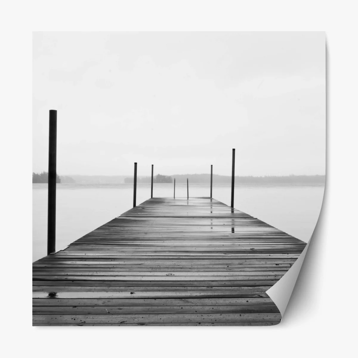 Naklejka repozycjonowalna mglisty pomost nad jeziorem w monochromie – Wallissimo® Naklejka repozycjonowalna mglisty pomost nad jeziorem w monochromie – Wallissimo®