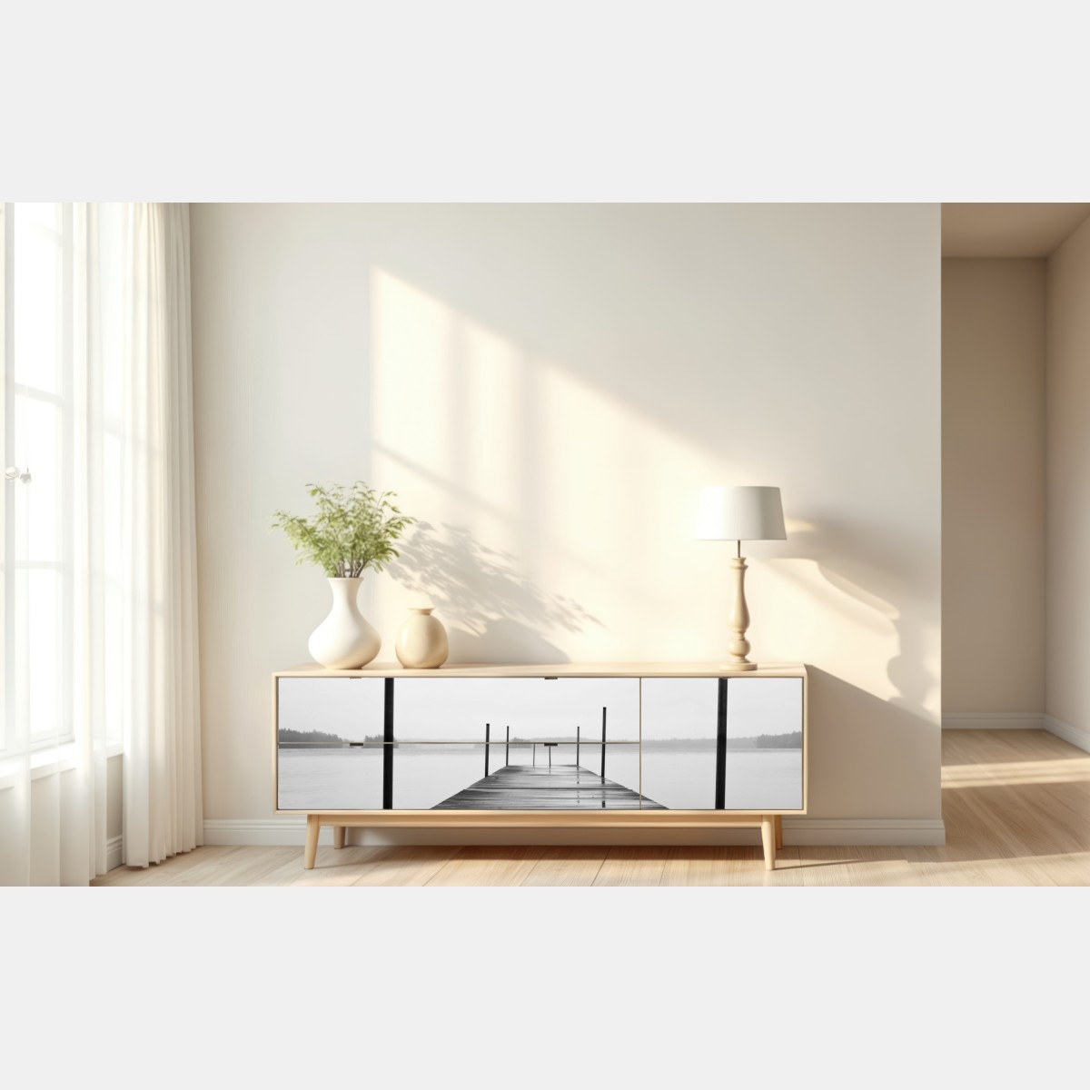 Naklejka repozycjonowalna mglisty pomost nad jeziorem w monochromie – Wallissimo® Naklejka repozycjonowalna mglisty pomost nad jeziorem w monochromie – Wallissimo®