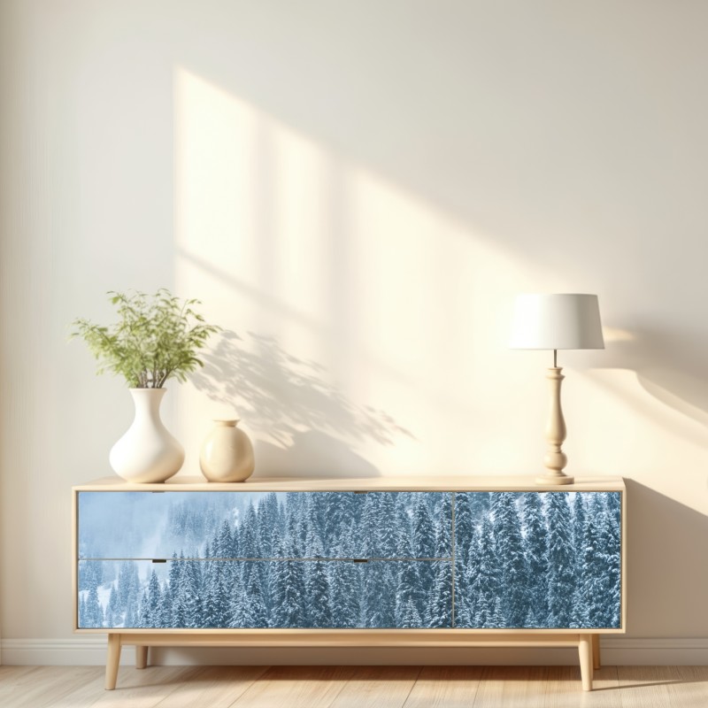 Naklejka repozycjonowalna mglisty ośnieżony las sosnowy – Wallissimo® Naklejka repozycjonowalna mglisty ośnieżony las sosnowy – Wallissimo®