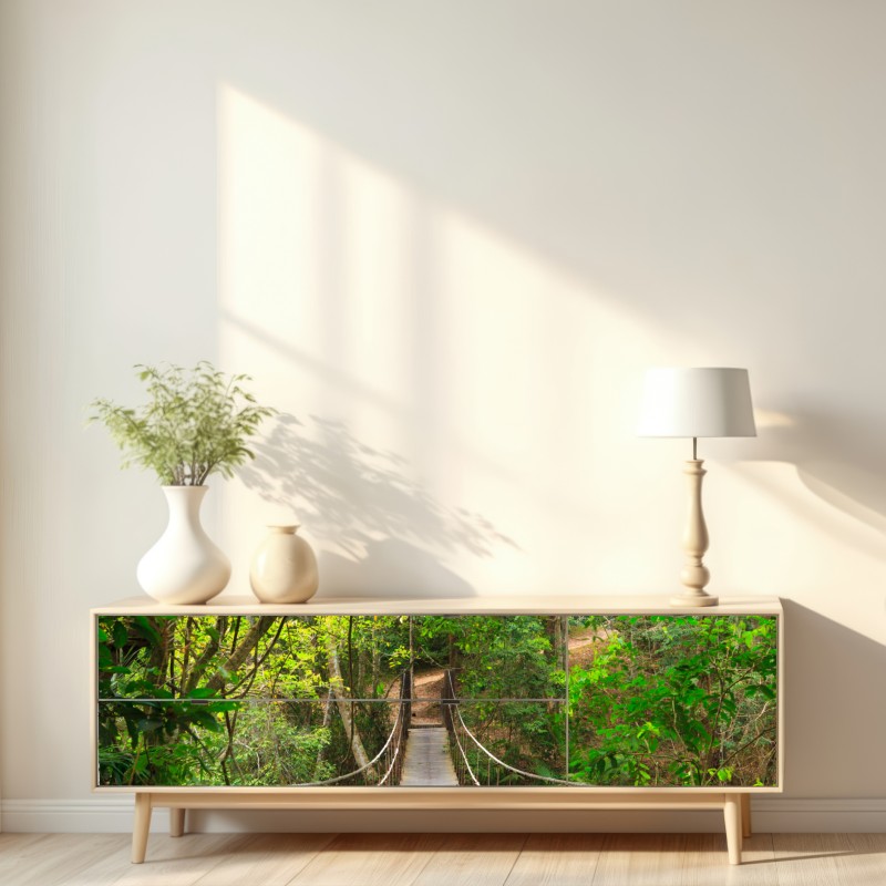 Naklejka repozycjonowalna wiszący drewniany most w zielonym lesie – Wallissimo® Naklejka repozycjonowalna wiszący drewniany most w zielonym lesie – Wallissimo®