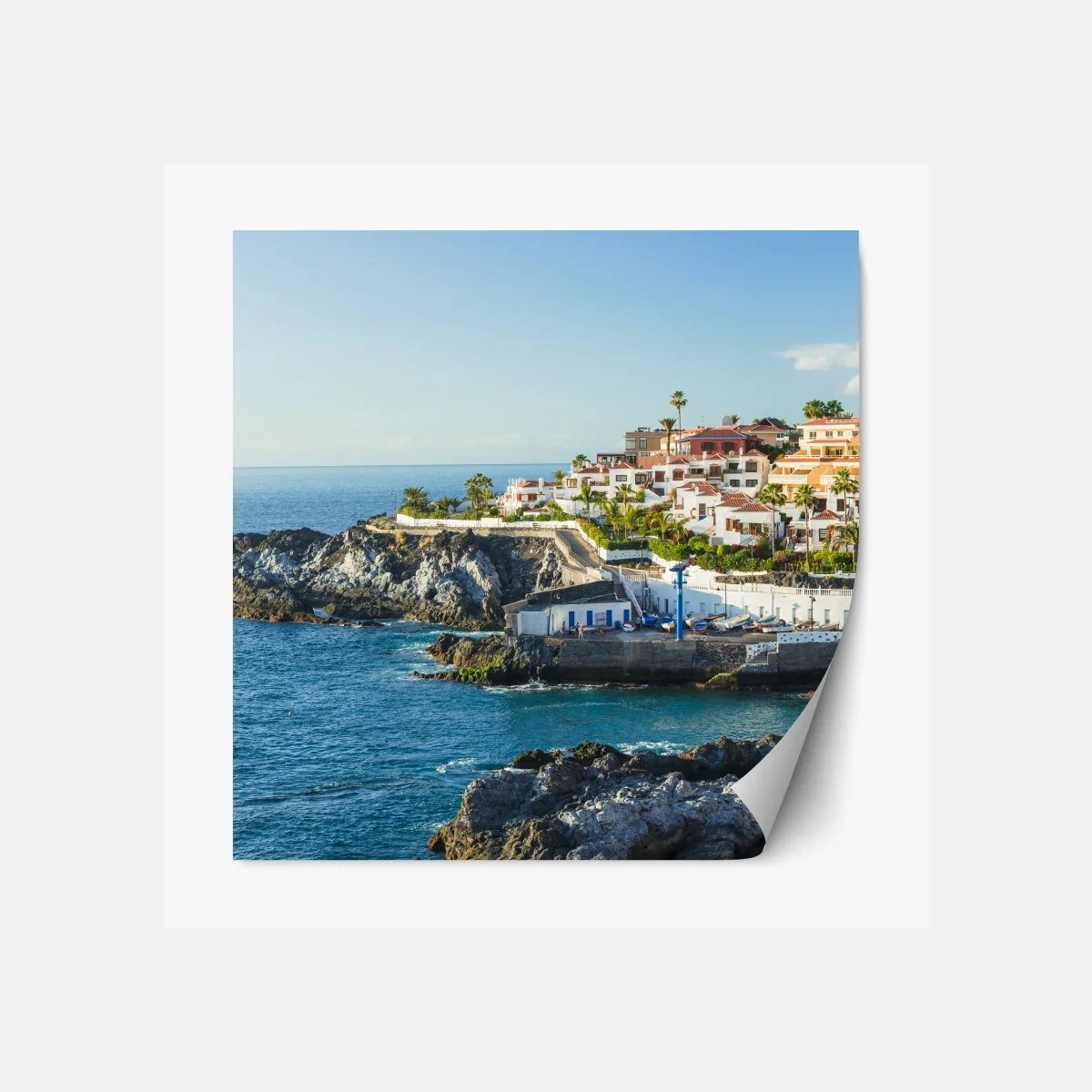 Naklejka repozycjonowalna słoneczna panorama nadmorskiego miasteczka – Wallissimo® Naklejka repozycjonowalna słoneczna panorama nadmorskiego miasteczka – Wallissimo®