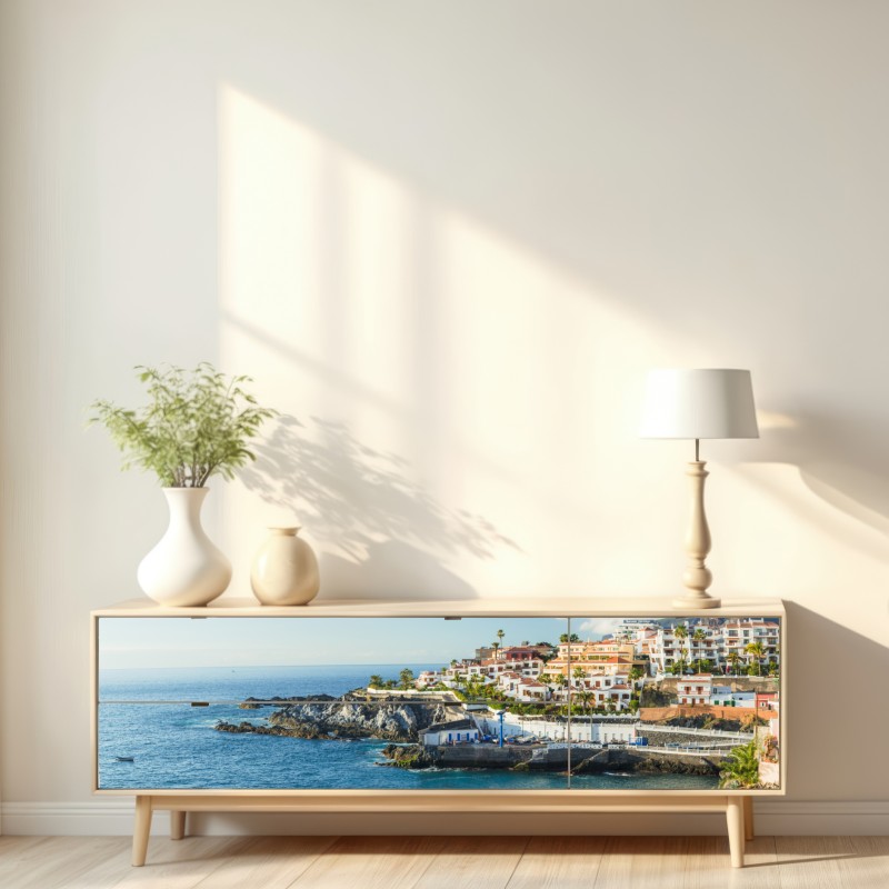 Naklejka repozycjonowalna słoneczna panorama nadmorskiego miasteczka – Wallissimo® Naklejka repozycjonowalna słoneczna panorama nadmorskiego miasteczka – Wallissimo®