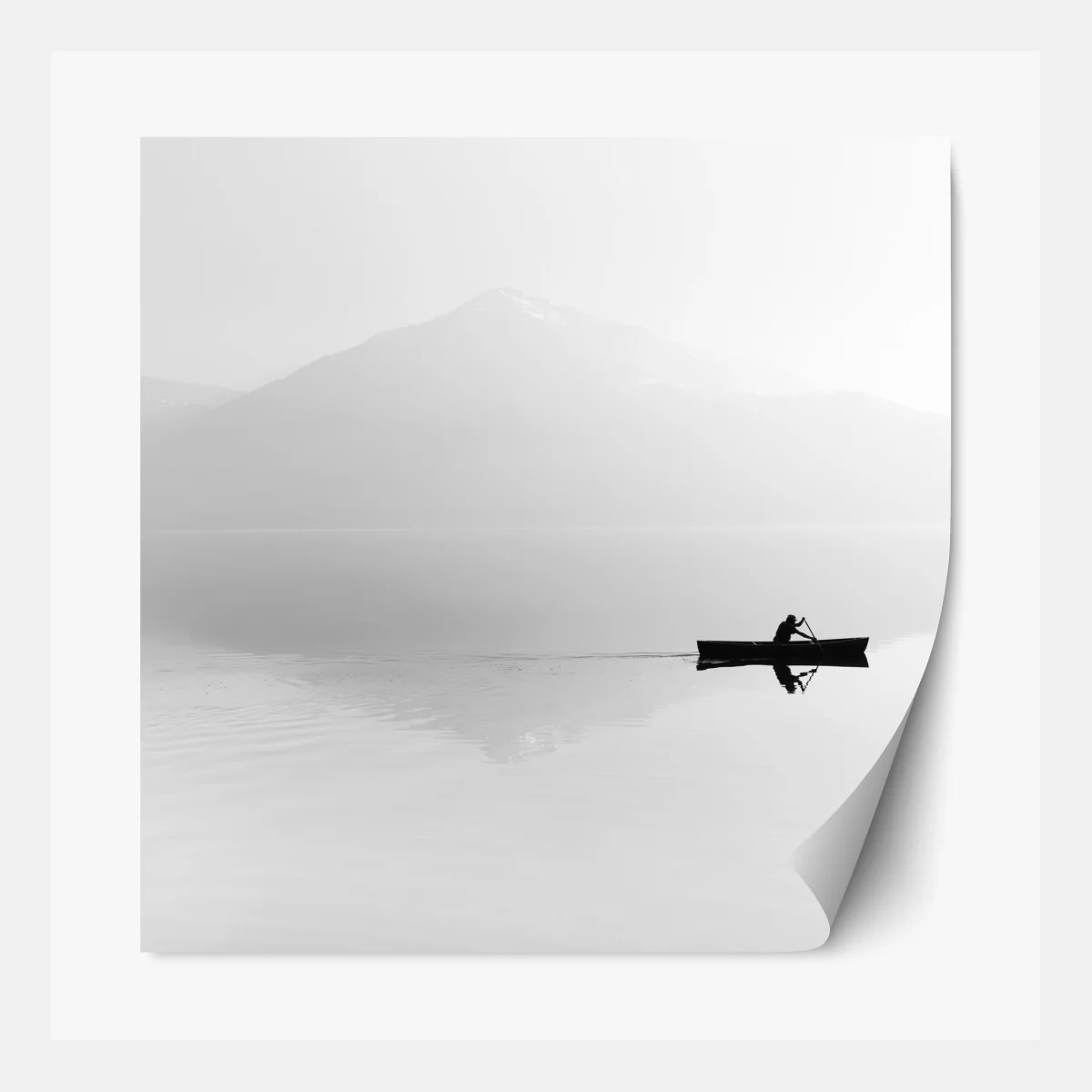 Naklejka repozycjonowalna samotny wioślarz na mglistym jeziorze – Wallissimo® Naklejka repozycjonowalna samotny wioślarz na mglistym jeziorze – Wallissimo®