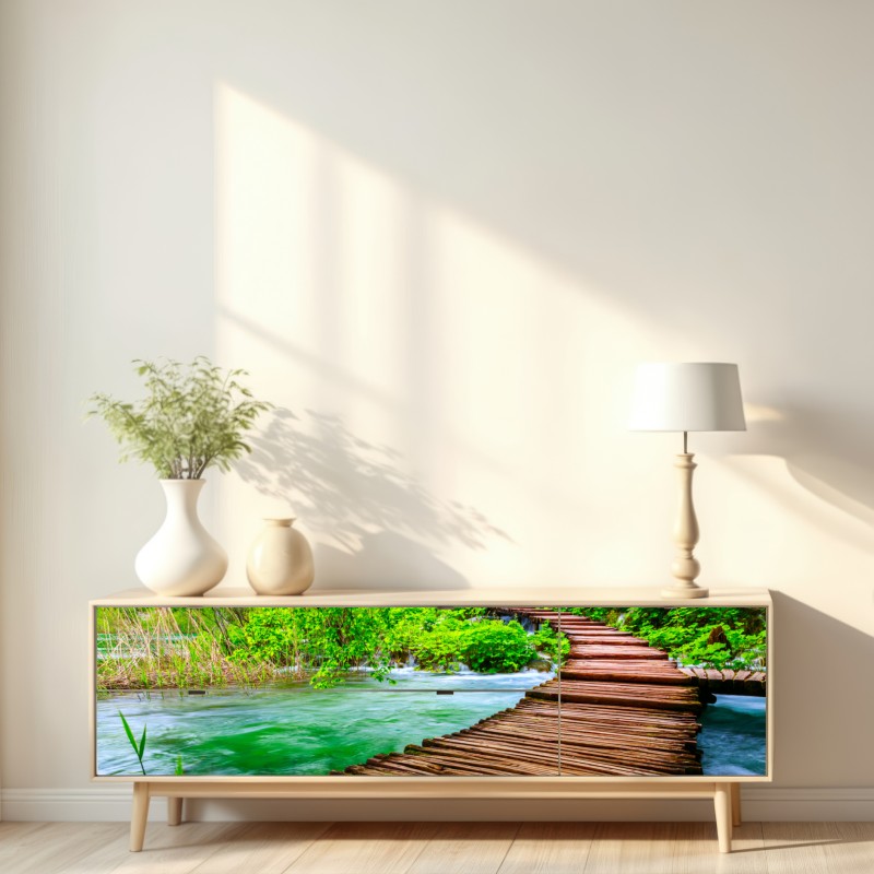 Naklejka repozycjonowalna spokojna zielona kładka nad rzeką – Wallissimo® Naklejka repozycjonowalna spokojna zielona kładka nad rzeką – Wallissimo®