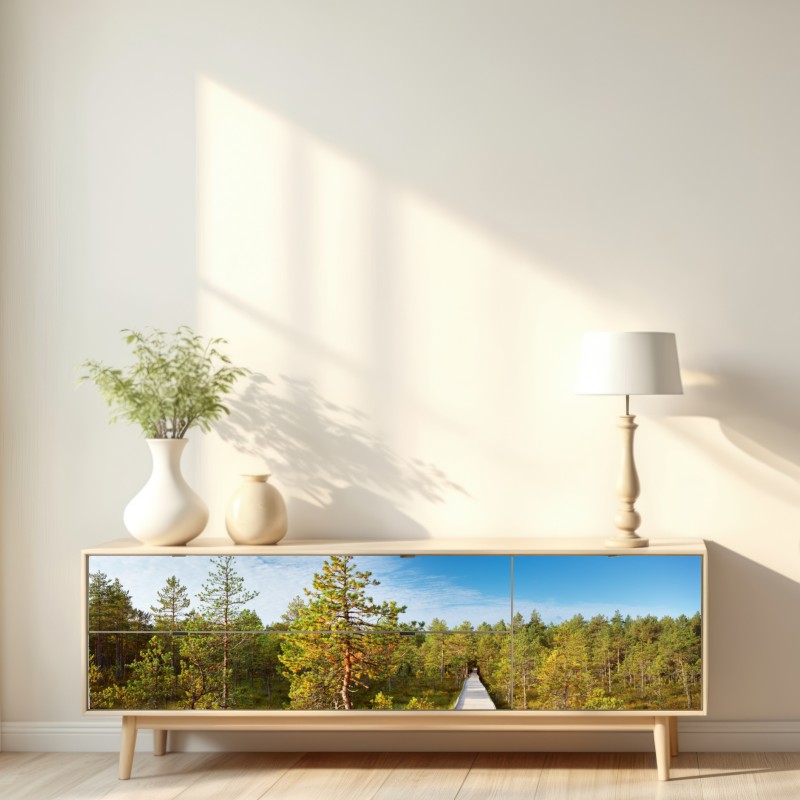 Naklejka repozycjonowalna słoneczna kładka w sosnowym lesie – Wallissimo® Naklejka repozycjonowalna słoneczna kładka w sosnowym lesie – Wallissimo®