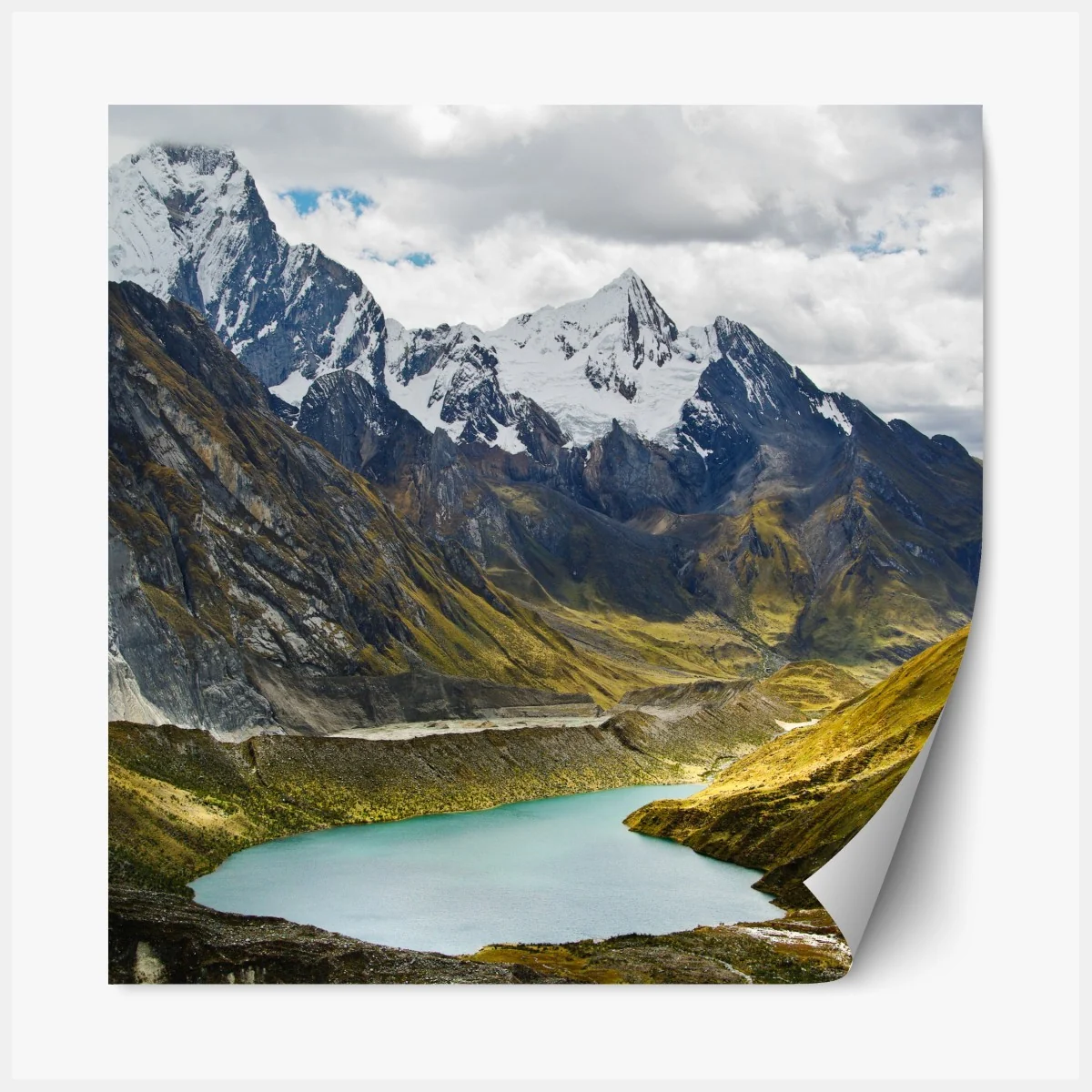 Naklejka repozycjonowalna turkusowe jezioro u stóp zaśnieżonych szczytów – Wallissimo® Naklejka repozycjonowalna turkusowe jezioro u stóp zaśnieżonych szczytów – Wallissimo®