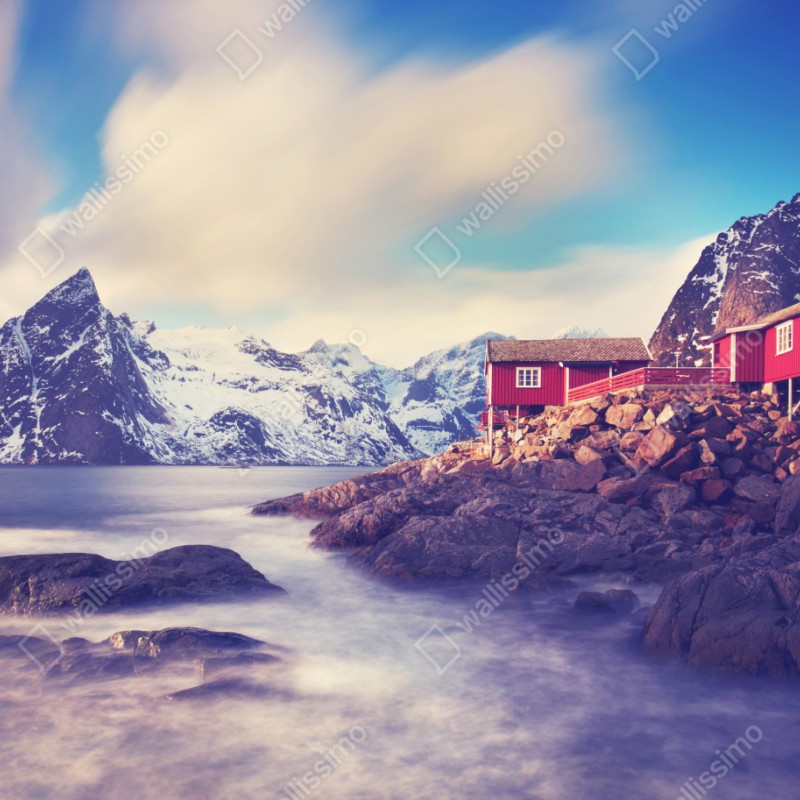 Naklejka repozycjonowalna górski nadmorski krajobraz z czerwonymi domkami – Wallissimo® Naklejka repozycjonowalna górski nadmorski krajobraz z czerwonymi domkami – Wallissimo®