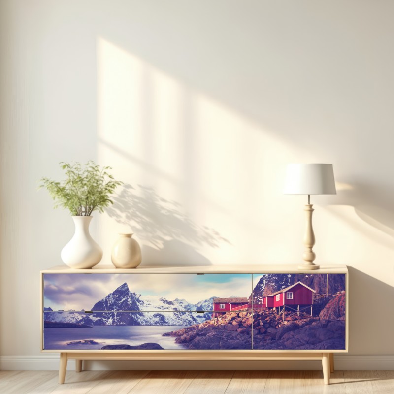 Naklejka repozycjonowalna górski nadmorski krajobraz z czerwonymi domkami – Wallissimo® Naklejka repozycjonowalna górski nadmorski krajobraz z czerwonymi domkami – Wallissimo®