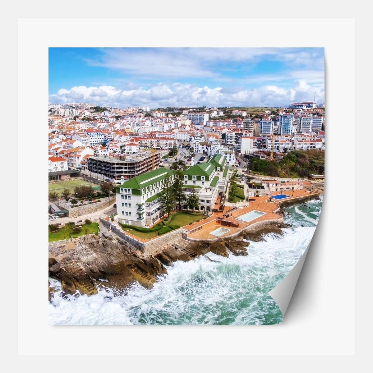 Naklejka repozycjonowalna widok z lotu ptaka na nadmorskie miasteczko z falami – Wallissimo® Naklejka repozycjonowalna widok z lotu ptaka na nadmorskie miasteczko z falami – Wallissimo®