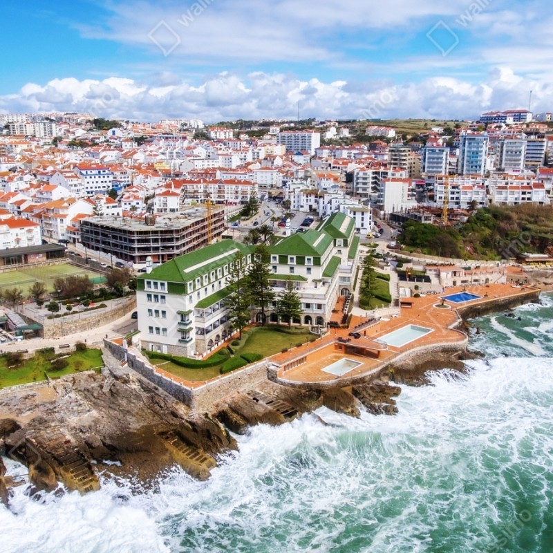 Naklejka repozycjonowalna widok z lotu ptaka na nadmorskie miasteczko z falami – Wallissimo® Naklejka repozycjonowalna widok z lotu ptaka na nadmorskie miasteczko z falami – Wallissimo®